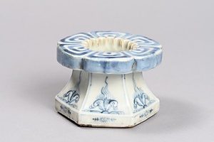 染付稜花形盃台