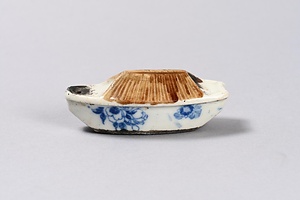 染付褐釉舟形水滴