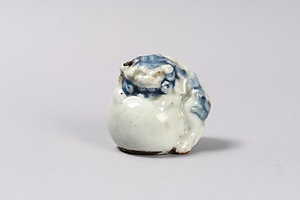 染付玉取獅子形水滴