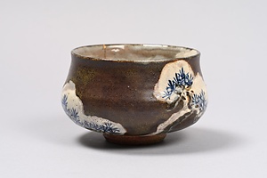 銹地染付銹絵雪松図茶碗  「乾也」銹絵銘