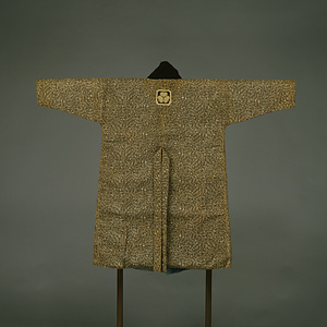 鎧下着 茶羽二重地唐草模様