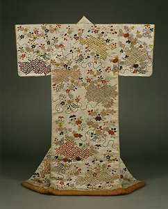 打掛 白綸子地紗綾形梅桜牡丹菊花束模様