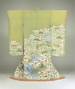 振袖 萌黄縮緬地松紅葉牡丹流水孔雀模様