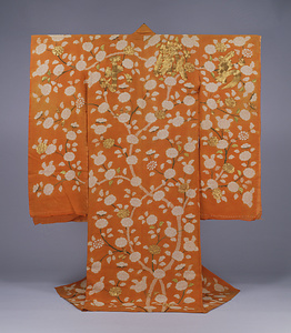 振袖 紅縮緬地牡丹立木文字模様