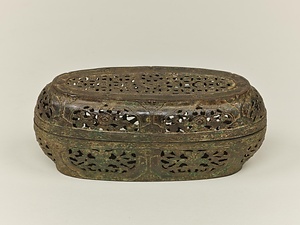 銅透彫牡丹文六花形長方合子