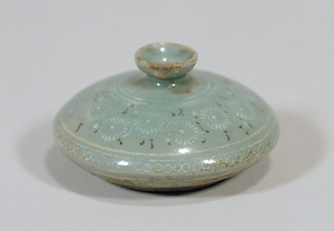 青磁象嵌菊唐草文油瓶