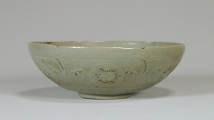 青磁象嵌唐草文輪花鉢