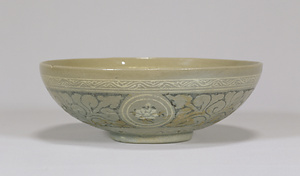 青磁象嵌石榴文鉢