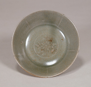 青磁印花菊花文輪花皿