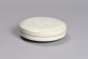 白磁牡丹文合子