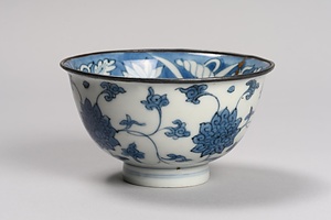 青花蓮池唐草文碗