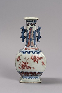 青花釉裏紅花卉文双耳角瓶