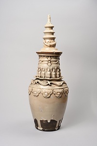 生釉人物雲龍獣頭浮紋瓶