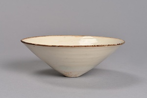 白磁印花月梅文碗