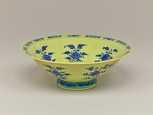 黄地青花花卉文鉢