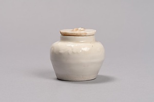 徳化窯建白繍花盒子