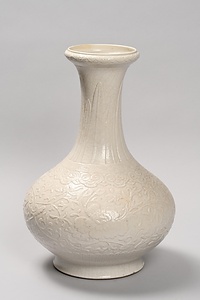 白磁唐草文長頸瓶