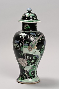 黒地素三彩花鳥文瓶