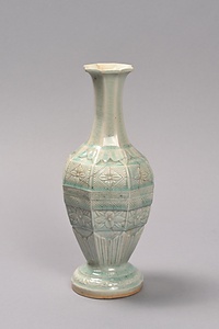 白磁印花文八角瓶