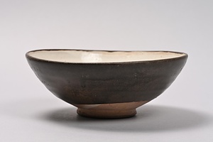 白釉鉄絵花文鉢