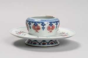 青花釉裏紅花文托