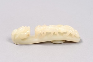 龍螭彫白玉帯鉤