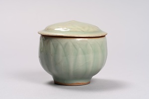 青磁蓮弁文合子