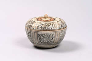 鉄絵草花文合子