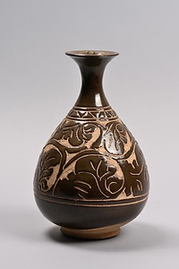 褐釉刻花唐草文瓶