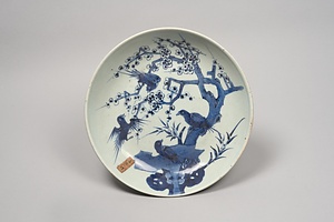 青花梅に小禽図皿