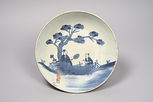 青花樹下人物図皿