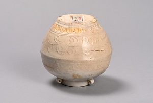 白磁印花唐草文三耳壺