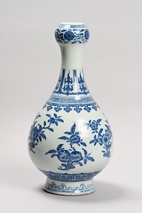 青花花果文蒜頭瓶