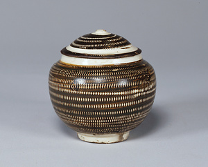 白釉黒地飛白文壺