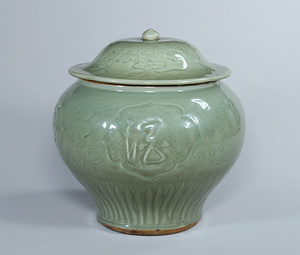 青磁花卉文有蓋壺