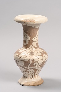 白釉刻花牡丹文瓶