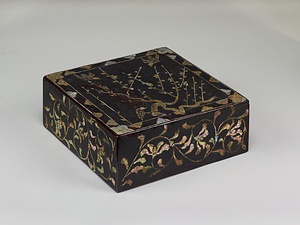 黒漆螺鈿箱
