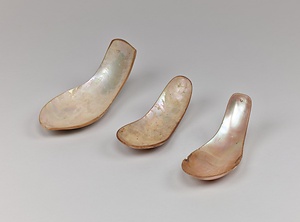 皮帽子（ﾊﾟｲﾜﾝ族）1/ヤシ皮匙（ﾔﾐ族）3/ヤコ貝製匙（ﾔﾐ族）3/フンドシ（ﾔﾐ族）1/牙帽（ﾊﾟｲﾜﾝ族）1/腕輪（ﾊﾟｲﾜﾝ族）3/骨製簪（ﾊﾟｲﾜﾝ族）2/男子用上衣（ﾀｲｱﾙ族）1/女子用肩掛（ﾀｲﾔﾙ族）1/ケハン（ﾀｲﾔﾙ族）2/カリッパ（ﾊﾟｲﾜﾝ族）1/鈴（ｱﾐ族）5/指輪5/ナイフ1/ジャアジカア1/角製針状品1