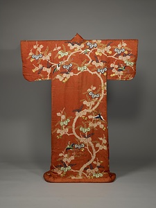 小袖 紅綸子地桐樹鳳凰模様