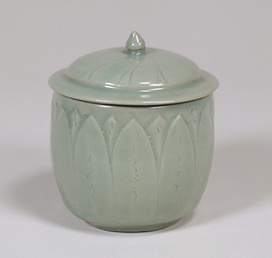 青磁蓮弁文蓋付碗