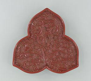 水仙堆朱三稜盆