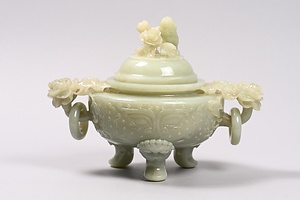 獅子鈕牡丹耳青玉香炉