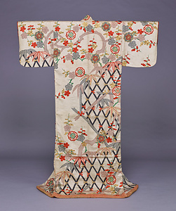 小袖 白綸子地梅樹竹垣模様