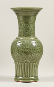 青磁刻花牡丹文花入