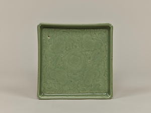 青磁陽刻唐草文角皿