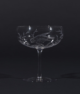 白色ガラス花鳥文杯