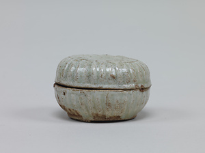 青白磁草花文合子（静岡県伊東市東林寺境内出土）