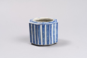 染付有平文八角盃台