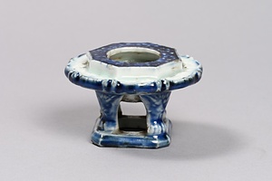 染付輪花形盃台