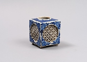 染付透彫方形盃台